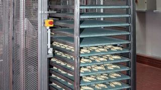 Der Zuführwagen für Teiglinge wird dank präziser Linearantriebe exakt in die Belaugungsmaschine eingeschoben. (Archiv: Vogel Business Media)