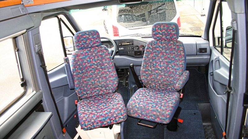 Die Sitzgruppe besteht aus einer breiten Zweierbank sowie den beiden drehbaren Vordersitzen. (Bild: SPX/Michael Lennartz )