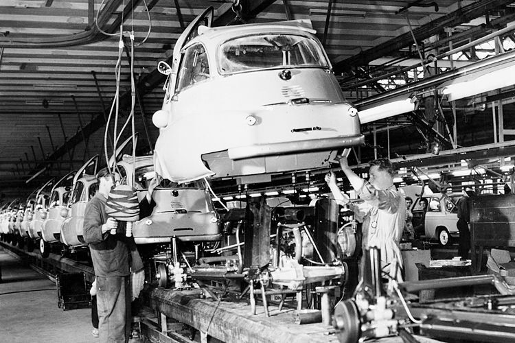 Die BMW Isetta wurde von 1955 bis 1962 gebaut. Sie verschaffte BMW die dringend benötigten Finanzen zur Entwicklung der neuen Mittelklasse-Modelle, als „Neue Klasse“ bezeichnet. (BMW)