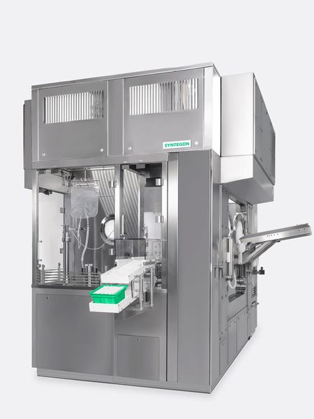 Der handschuhlose Isolator mit integrierter Luftaufbereitung reduziert das Kontaminationsrisiko deutlich, da manuelle Eingriffe durch das Bedienpersonal entfallen. Hier: Das Ausschleusen (how it consulting GmbH & Co. KG; Syntegon)