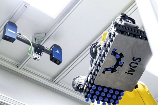 Das «Solution Kit ivOS Sheet Metal» übernimmt das Be- und Entladen von unbekannten Blechteilen mit wechselnden Teilegeometrien.(Bild:  Schmalz)