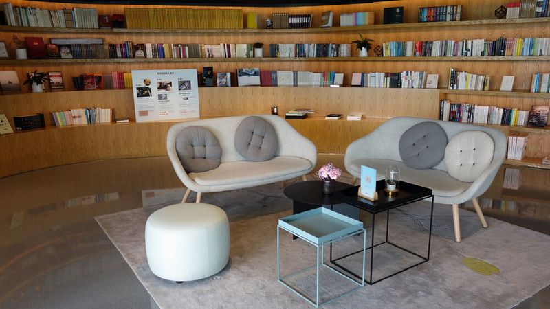 Nio sieht seine Innenstadt-Standorte mehr als Wohnzimmer als als Autohäuser. So gibt es im Nio-House in Beijing eine Bibliothek. (Bild: Wehner)