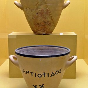 Die einfache Wasseruhr nannte man in Griechenland auch Klepsydra. (Bild:  AGMA Clepsydre.jpg /Marsyas / CC BY-SA 2.5)