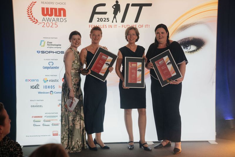 Die Gewinnerinnen aus dem Bereich »Women in IT « | Kategorie » Team Leader«. Senta Kleger (Silber), Anja Marohn (Gold) und Nina Gebhardt (Platin). (Bild: Manuel Emme Fotografie)