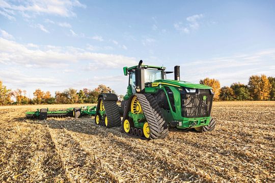 Graepel, Blechspezialist aus Löningen in Niedersachsen, trage mit dazu bei, dass die 9RX-Traktoren von John Deere mit einer  großen Leistungsfähigkeit realisiert werden konnten.(Bild:  John Deere)