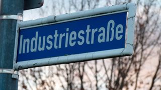 Bei einem Unternehmen mit einem Umsatz von 23,5 Millionen Euro werden 705.000 Euro dafür aufgewendet, um bürokratische Pflichten zu erfüllen, so das IfM Bonn. (Bild: IfM Bonn)