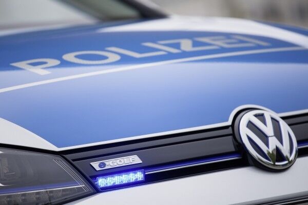 Der eGolf in Polizeiuniform: Seine Reichweite liegt je nach Streckenprofil, Fahrweise und Zuladung zwischen 130 und 190 Kilometern. (Bild: VW)