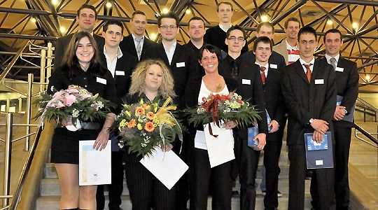 Geschafft: Die Auszubildenden der Innung Mittelfranken erhalten ihre Gesellenbriefe. (Archiv: Vogel Business Media)