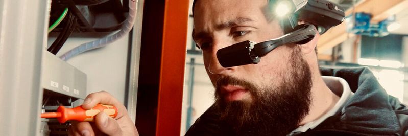 Die AR-Brille sendet die Bilder in die Kemper-Zentrale nach Vreden. Dort ermitteln die Servicekräfte Wartungsbedarf oder mögliche Fehler am Bildschirm und weisen die Anwender an.(Bild:  Kemper)