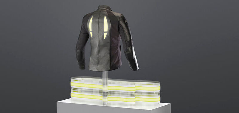In der Jacke eines Motorradfahrers sorgt die OLED für Sicherheit im Straßenverkehr. Dank leiitfähigen Garnen wird die OLED mit Energie versorgt.