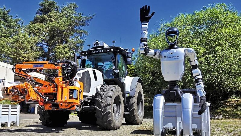Einsatz auf dem Acker: Wie sich humanoide Systeme mit schweren landwirtschaftlichen Maschinen vernetzen lassen, wird in Ilmenau erprobt.(Bild:  Fraunhofer IOSB)