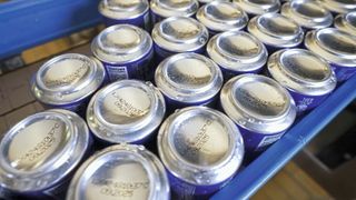 A key requirement is that the Leibinger marking systems print both bottle caps and beverage cans precisely and reliably. (Image:Leibinger)