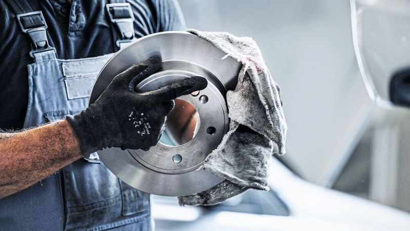 Der ZDK hält die Inhalte der neuen Warenkaufrichtlinie in Bezug auf die Verlängerung der Gewährleistungsfristen bei Gebrauchtwagen für missverständlich.(Bild:  ProMotor)