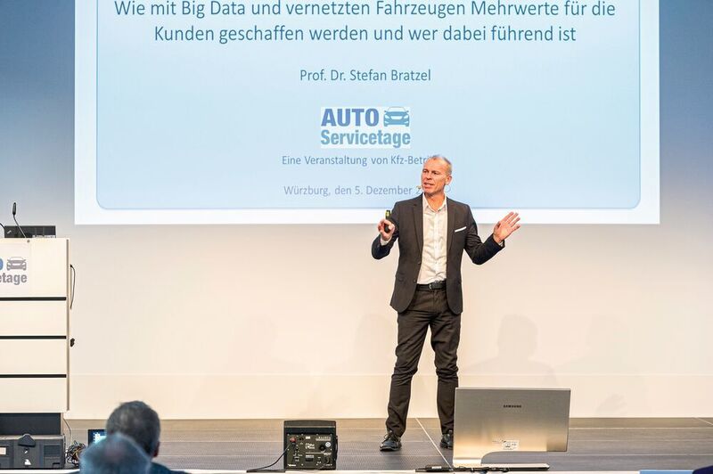 In seinem Keynotevortrag berichtete der bekannte Automobilexperte Professor Dr. Stefan Bratzel über den „Kampf der Welten“ zwischen der Automobilindustrie und den großen Digitalkonzernen. (»kfz-betrieb«/Rainer Wengel)