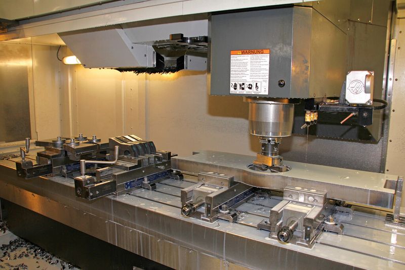 Die auf mehreren Schraubstöcken eingespannten Bauteile werden auf dem vertikalen CNC-Bearbeitungszentrum nacheinander bearbeitet. (Bild: Kroh)