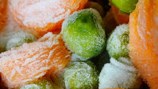 Tiefkühlprodukte lassen sich lange lagern und häufig bedarfsgerecht portionieren. Das kann zur Verringerung von Lebensmittelabfällen führen.(Bild: ©  pureshot - stock.adobe.com)
