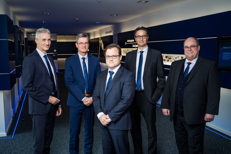 Direction de l'entreprise à partir de 2022 : Karl Faulhaber (au centre), Dr. Udo Haberland, Lutz Braun, Markus Dietz, Hubert Renner (en arrière-plan en partant de la gauche). (Faulhaber / Sebastian Berger)