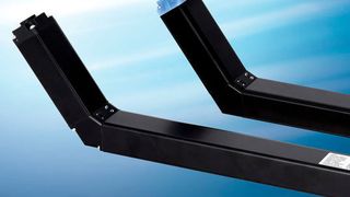 Für den Lichtvorhang SLC 440Com wurde eine gewinkelte Ausführung entwickelt, die der Geometrie des Stapelschneiders angepasst wurde. Die Winkel sind so dimensioniert, dass sie eine effiziente Zugänglichkeit und Bedienung der Maschine ermöglichen. (Schmersal / Andreas Fischer)