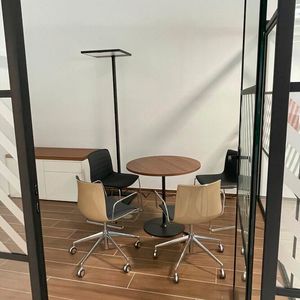 Die Glaswände dienen als Abtrennung zwischen den Arbeitsplätzen der Verkäuferinnen und Verkäufer, was für Diskretion und eine angenehme Arbeitsatmosphäre sorgen soll.(Bild:  Nissan)