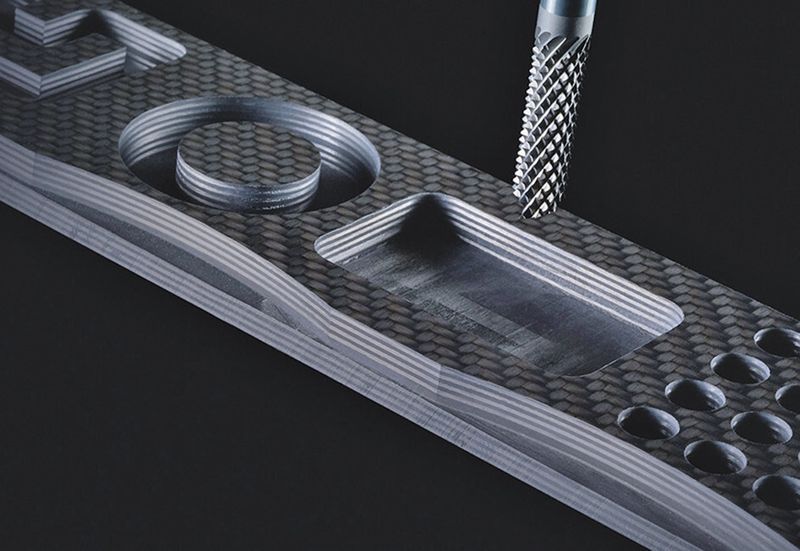 Zum Komet-Standard-Programm für den Leichtbau gehört beispielsweise dieser NCD-beschichtete Vielzahn-Fräser. Mit ihm lässt sich eine saubere, glatte Fräsbahn ohne Faserablösungen oder Gratentwicklung erzeugen. (Bild: Komet Group)