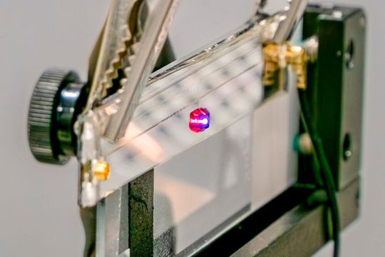 Demonstrator mit NV-Diamant mit roter Photolumineszenz durch OLED angeregte NV-Zentren.(Bild:  Fraunhofer IPMS)