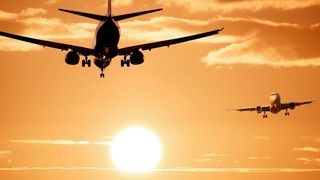 Millionen von Flugzeugen starten und landen jährlich weltweit. Um den hohen Kerosinverbrauch zu verringern, forschen Wissenschaftler der Universität Hohenheim an einer fluoreszierende Farbbeschichtung, die für Tests im Flugzeugbau verwendet werden soll. (gemeinfrei, pixabay.com)