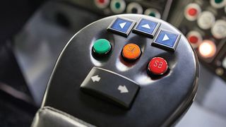 Die maßgefertigte Armlehne für den Fahrersitz einer Straßenbahn der Stadtwerke Ulm wird mittels 3D-Druck nach Bedarf produziert. (Stratasys)