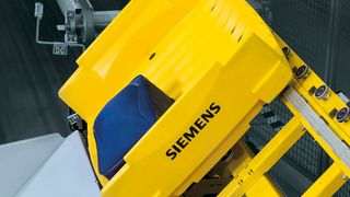 Semi-static tilter von Siemens als Teil einer Gepäckförderanlage. (SPPAL)