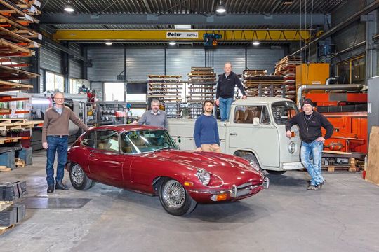 V. l.: Teilen die Liebe zum Blech: Felix Stoffel, Andreas Weibel und Simon Jeger rüsteten ihre Oldtimer zu E-Fahrzeugen um. Hannes Obrist und Sven Heukeroth von Ray-Cut produzierten Teile für den Umbau. V. l.: Teilen die Liebe zum Blech: Felix Stoffel, Andreas Weibel und Simon Jeger rüsteten ihre Oldtimer zu E-Fahrzeugen um. Hannes Obrist und Sven Heukeroth von Ray-Cut produzierten Teile für den Umbau.