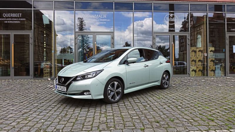 Platz 7: Der Nissan Leaf (hier noch des Modelljahr 2018) kam auf 55.724 verkaufte Einheiten und fiel im Ranking deutlich zurück. 2019 hatte er noch auf Platz 3 gelegen. (Bild: Sven Prawitz/»Automobil Industrie«)