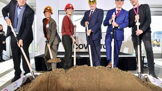 Feierlicher erster Spatenstich in Antwerpen. Von links nach rechts: Klaus Schäfer (Chief Technology Officer Covestro), Ann Wurman (Direktorin Essenscia Vlaanderen), Annick De Ridder (Vizebürgermeisterin von Antwerpen und Präsidentin des Hafens von Antwerpen-Brügge), Jan Jambon (Ministerpräsident der Region Flandern), Georg Wagner (Geschäftsführer Covestro NV) und Peter Verdonck (Betriebsleiter Covestro NV) (Bild: Covestro)