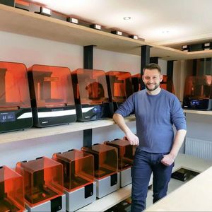 Matthias Krabel zeigt die Druckfarm von Makra Pro mit 18 3D-Druckern.(Bild:  Formlabs)