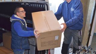 Pakete sollten immer an legitimierte Empfänger übergeben werden, denn das Paketunternehmen trägt bei Reklamationen die Beweislast, das Paket abgeliefert zu haben. (TSL Textil-Service & Logistik)