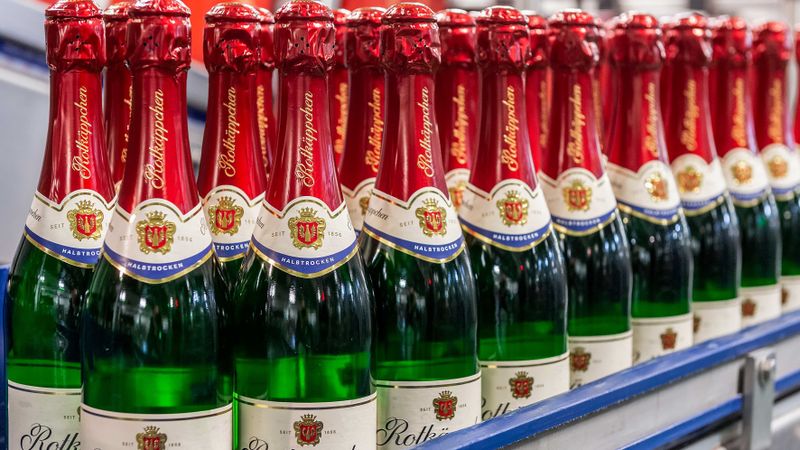Hochbetrieb bei Rotkäppchen: Damit täglich bis zu 600.000 Flaschen sicher vom Band laufen, ist eine schnelle und präzise Instandhaltung der Anlagen entscheidend.(Bild:  Rotkäppchen)