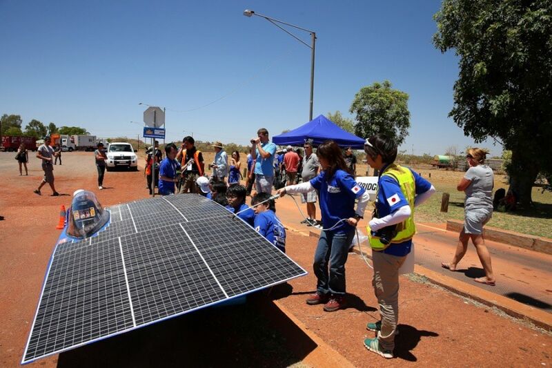 Impressionen vom Solarautorennen World Solar Challenge 2013. (Bild: World Solar Challenge)