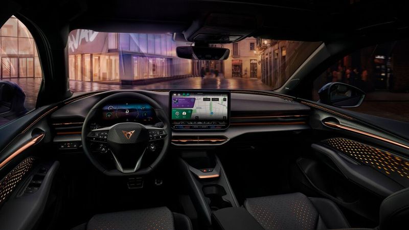Das Cockpit ist sportlich und digital eingerichtet. (Bild: Cupra)