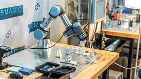 Grâce à son agilité et à un outil de découpe au fil chauffant, le cobot UR3 d'Universal Robots transforme un scan 3D en une paire de lunettes de natation THEMAGIC5 parfaitement ajustée en quelques minutes. (Source : THEMAGIC5)