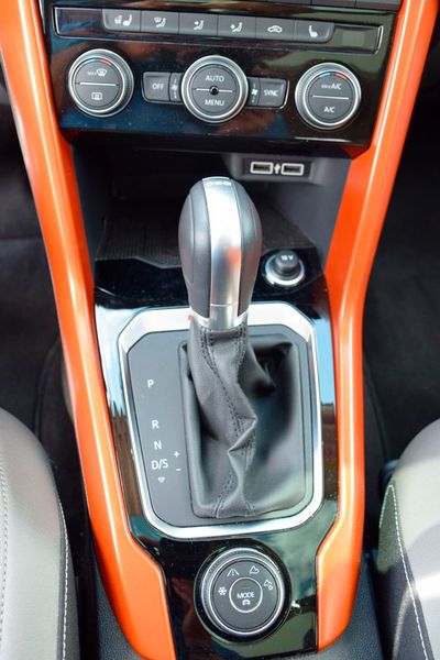 Per Drehrad unterhalb des DSG-Schalthebels kann der Fahrer aus vier Fahrmodi wählen.  (Bild: »kfz-betrieb« / Schweitzer)