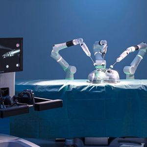 Längerfristig wird der Einsatz von Robotern mit KI die Einführung automatisierter chirurgischer Eingriffe beschleunigen. Hier im Bild ein Versius-Roboter von CMR Surgical. (CMR Surgical)