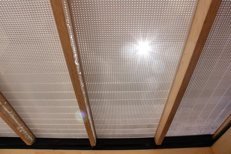 Oberhalb des Terrassenmoduls sorgen Lochblechedafür, dass nicht zuviel Sonne auf die Terrasse fällt. (Bild: Schäfer)