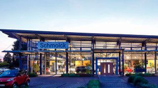 Das Autohaus Schmolck hat drei Betriebe. Der Hauptsitz ist in Emmendingen. (Foto: Roland Krieg Fotodesign)