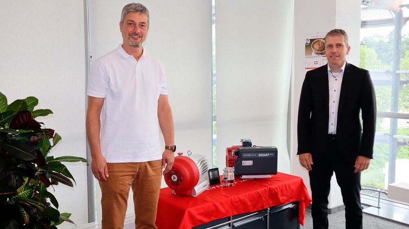 CTO Tobias Stoll (rechts) und Global Energy Manager Sebastian Oberbeck ... (Bild: PROCESS/Kempf)