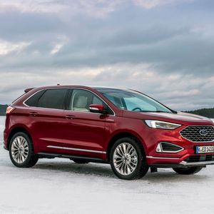 Eine Mischung aus zu geringen Verkaufszahlen, Alter und CO2-Emissionen dürfte der Grund sein, warum der Ford Edge Anfang des Jahres seinen Hut nehmen musste. (Bild:  Ford)