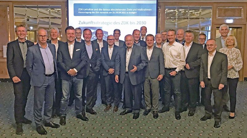 In Stuttgart trafen sich Geschäftsführung und Vorstand vom ZDK zu einer Klausurtagung, um unter anderem die strategischen Ziele bis 2030 abzustecken. In Stuttgart trafen sich Geschäftsführung und Vorstand vom ZDK zu einer Klausurtagung, um unter anderem die strategischen Ziele bis 2030 abzustecken.