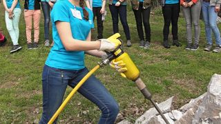 Ausgestattet mit der passenden Schutzkleidung und einem Aufbrechhammer, zerkleinert Carolina van Eldik (12) einen Felsbrocken. (Bild: Atlas Copco)