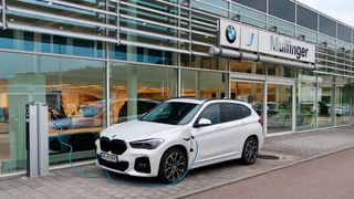 Wenn das Autohaus zwischen 22 und 6 Uhr unbeleuchtet ist, spart das zwar Energie und somit Geld, gefährdet jedoch auch den Versicherungsschutz durch die Autohauspolice. (Bild: Diehl – »kfz-betrieb«)