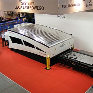 Die Laserschneidmaschinen der Serie E-Vision sind standardmäßig mit Faserlasern, linearen Motoren in allen Achsen sowie einem schnellen, automatischen Tischwechsler ausgestattet.
