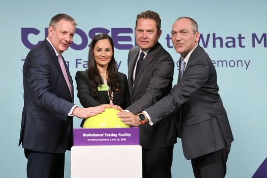 v.l.n.r.: Kai Beckmann (Group-CEO Merck), Khadija Ben Hammada (Chief People Officer Merck), Jean-Charles Wirth (CEO Merck Life Science) und Paolo Carli (Head of Advanced Solutions Merck Life Science) eröffnen das Prüfzentrum mit einem Buzzer und Konfetti-Regen.(Bild:  Eva Speith)