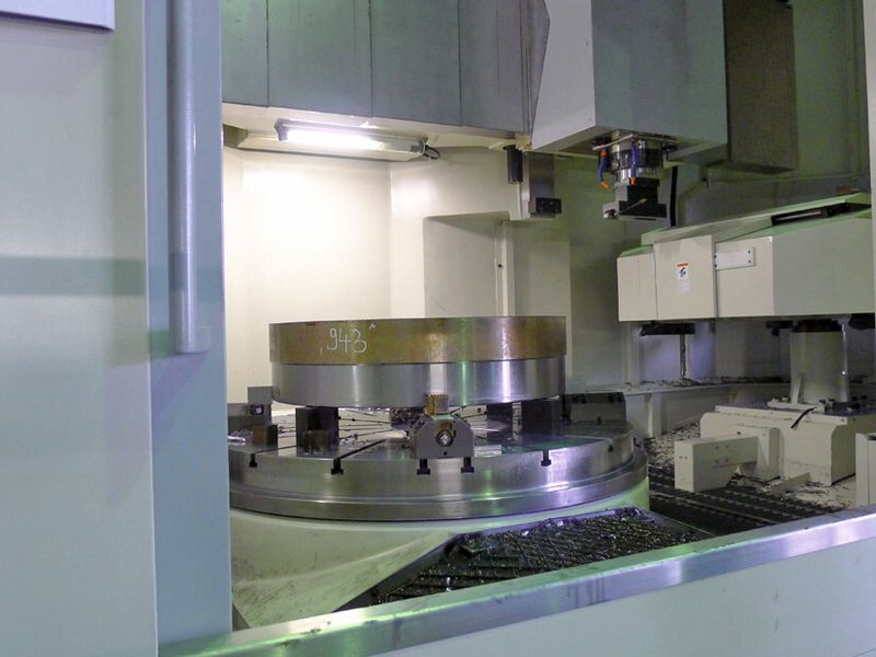 Bild 2: Der Arbeitsraum der Maschine: Im Futter ist bereits ein reales Drehteil des Kunden Schajo mit einem Gewicht von rund 1,5 t aufgespannt. (Bild: Siemens)