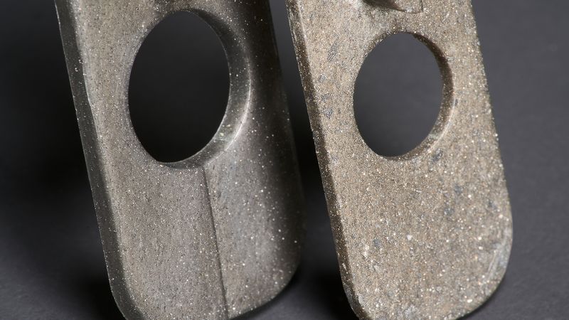 Links: Spritzgegossener Prüfkörper mit herkömmlichen plättchenförmigen Metalleffektpigmenten. Rechts: Spritzgegossener Prüfkörper mit neuartigen tetraederförmigen Pigmentpartikeln.(Bild:  Fraunhofer IAP)